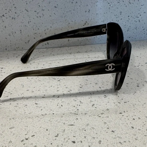 CHANEL Elegant Black Sunglasses with Quilted Case display picture 3